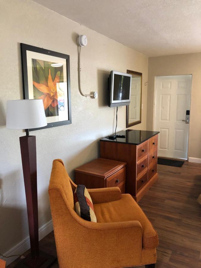 Cove Motel 4*